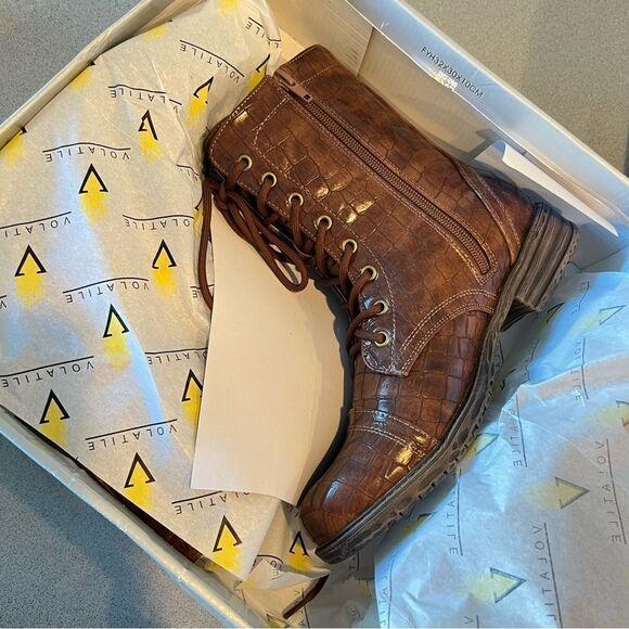 NWT Very Volatile Underground Faux Leather Snake Print Boots 6.5 - Picture 4 of 6